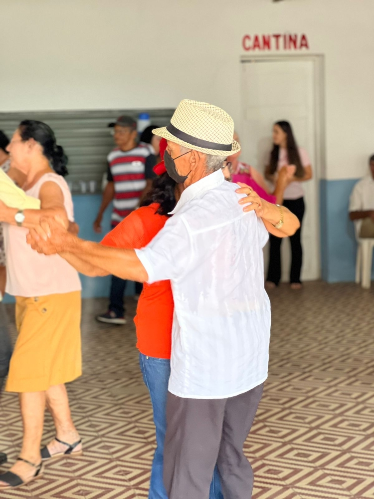 Idosos caíram no forró e aproveitaram o momento de lazer