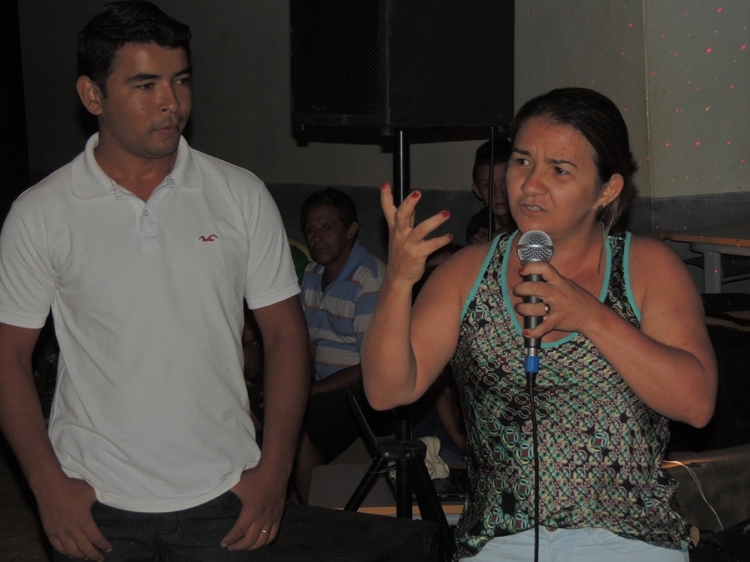 Em visita à comunidade Pequis, distante 14 km da sede do município, a prefeita Neuma Café participou, neste final de semana, de uma reunião com as famílias da localidade e de uma festa junina.