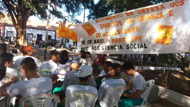 Estudantes participam do 18 de maio em praça pública