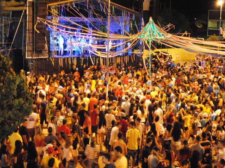 Foliões lotaram a praça da Bonelle